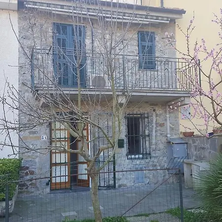 Vakantiehuis Casa Lavezola Con Giardino Leivi