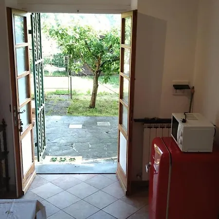 Semesterbostad Casa Lavezola Con Giardino *