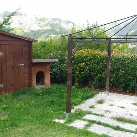 Semesterbostad Casa Lavezola Con Giardino